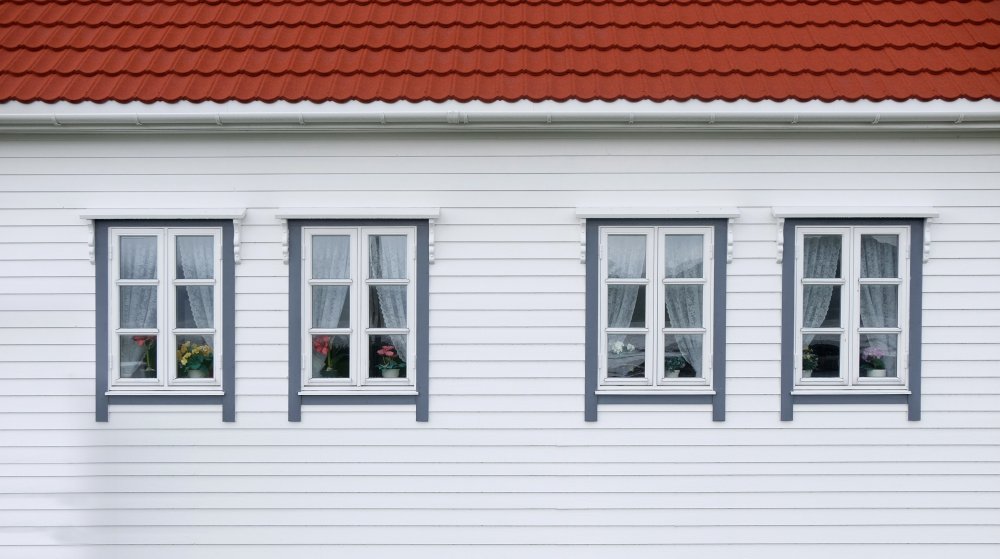 Spröjsade fönster med sidohängning som erbjuder både funktion och design