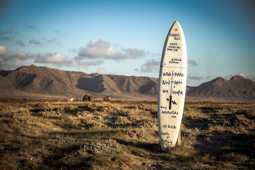 Surfa i spanien  guide till vågor, väder och vardag vid havet